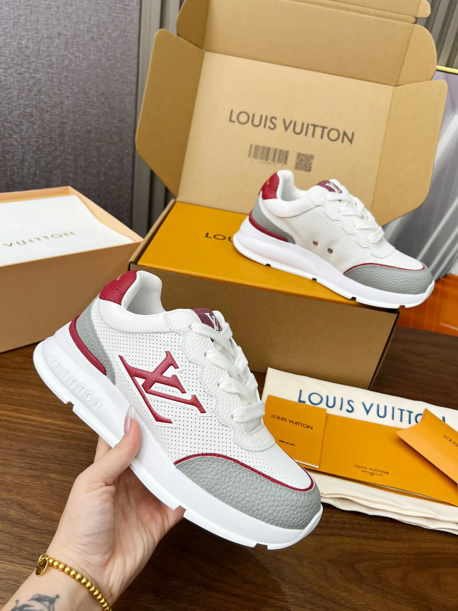👟👟Ex-factory price 680👟👟 Men's size +10 LV Louis Vuitton L Jialu brand thick-soled casual couple sneakers🔥🔥🔥 Made of smooth cow leather and elegant design, can be easily integrated into various styles. The eye-catching LV letters are marked on the side of the shoe, and the lightweight rubber outsole is embellished with the Vuitton logo ▪️ Sole thickness: 4CM. The counter specializes in the latest casual shoes and new hard goods 🆕 ❥Purchase level! Full of high-end feel! A popular model among bloggers at home and abroad, it’s retro and fashionable and looks amazing on your feet! Wear a lot of happiness! The official website’s main recommendation★ ▪️Upper: Original custom-made imported calfskin fabric ▪️Inner lining: breathable gauze imported from Italy ▪️Outsole: rubber foam ➕tpu high-end outsole ▪️Shoe size: women’s 35-41, (women’s 41 is custom-made). Men's clothing 39-46 (45-46 customized).